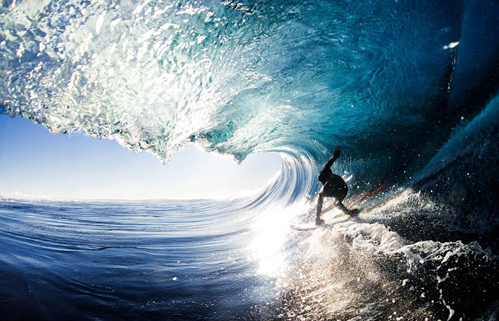 澳摄影师巨浪中拍冲浪者激流勇进