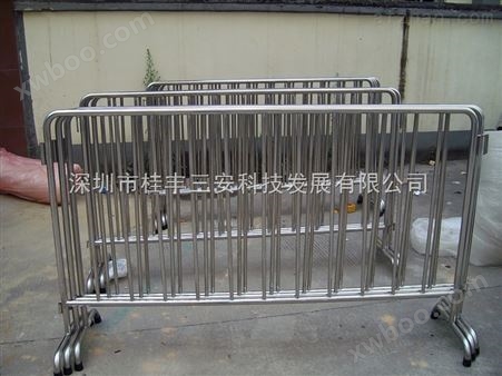 不锈钢活动护栏在车站可有效规范排队次序